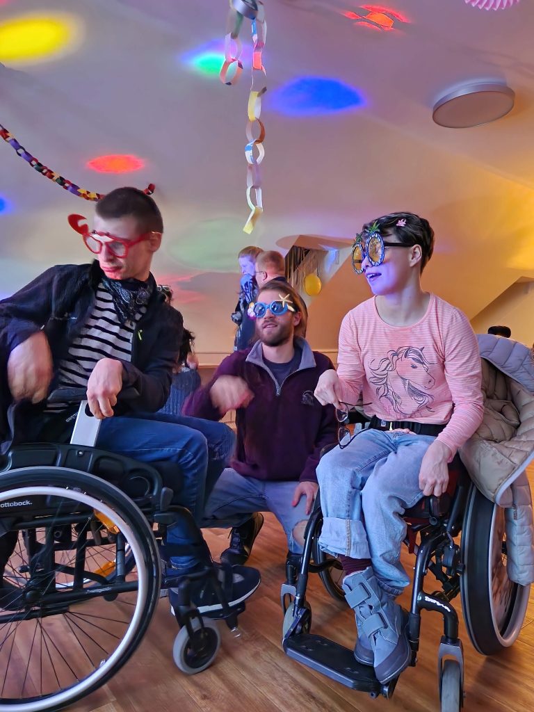 Feierlichkeit-Havelland Kinder im Rollstuhl